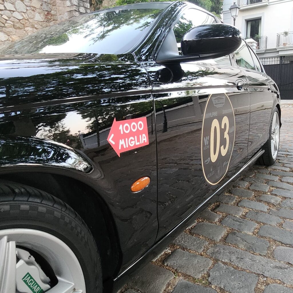 Jag STO-R 03 clásico moderno basado en Jaguar S-Type-R vista exterior lateral color Metal Black