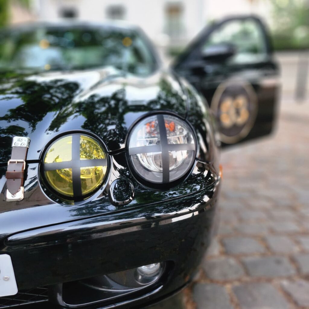 Jag STO-R 03 clásico moderno basado en Jaguar S-Type-R vista exterior faros delanteros morro color Metal Black