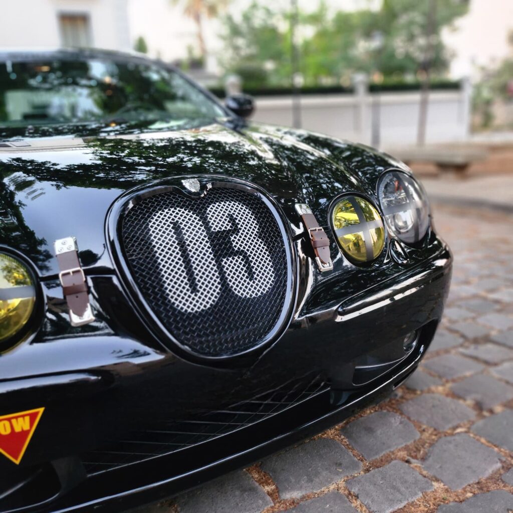 Jag STO-R 03 clásico moderno basado en Jaguar S-Type-R vista exterior faros delanteros morro color Metal Black