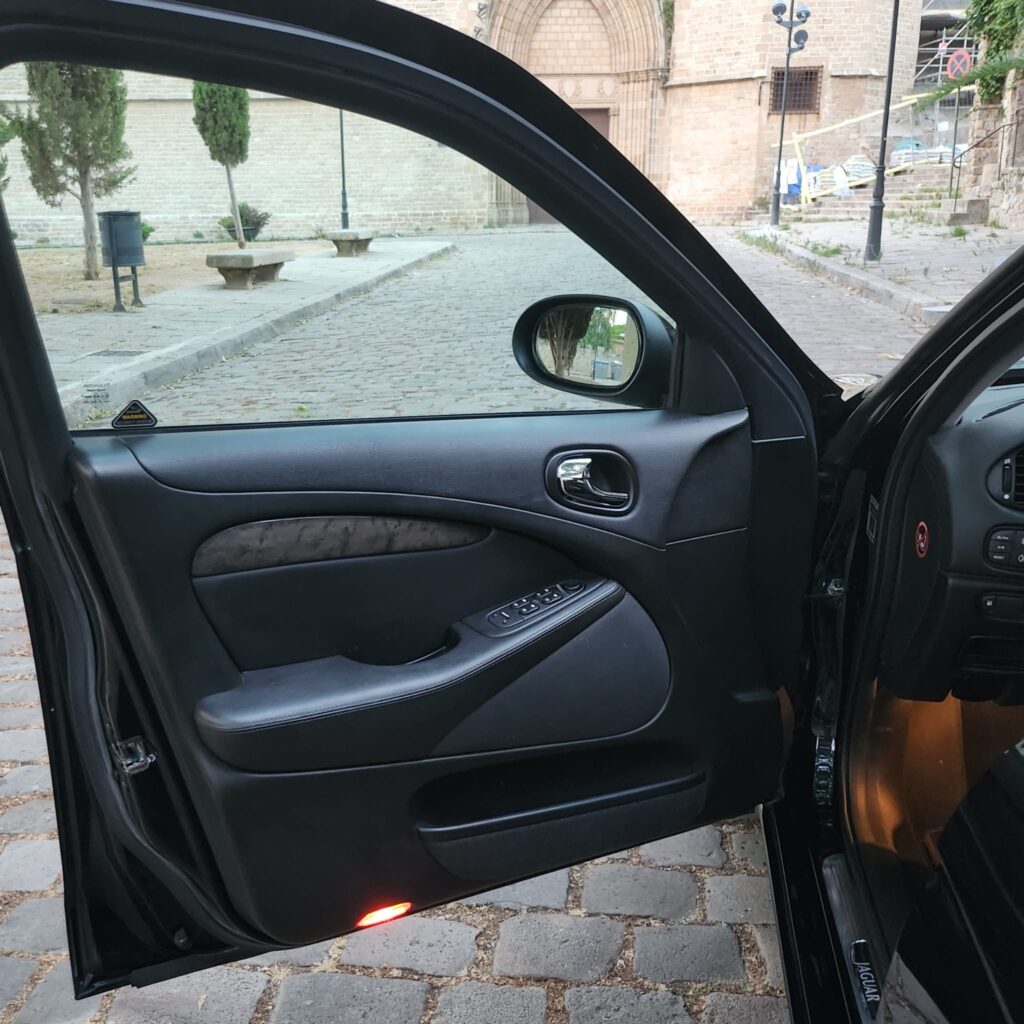 Jag STO-R 03 clásico moderno basado en Jaguar S-Type-R vista exterior puerta piloto color Metal Black