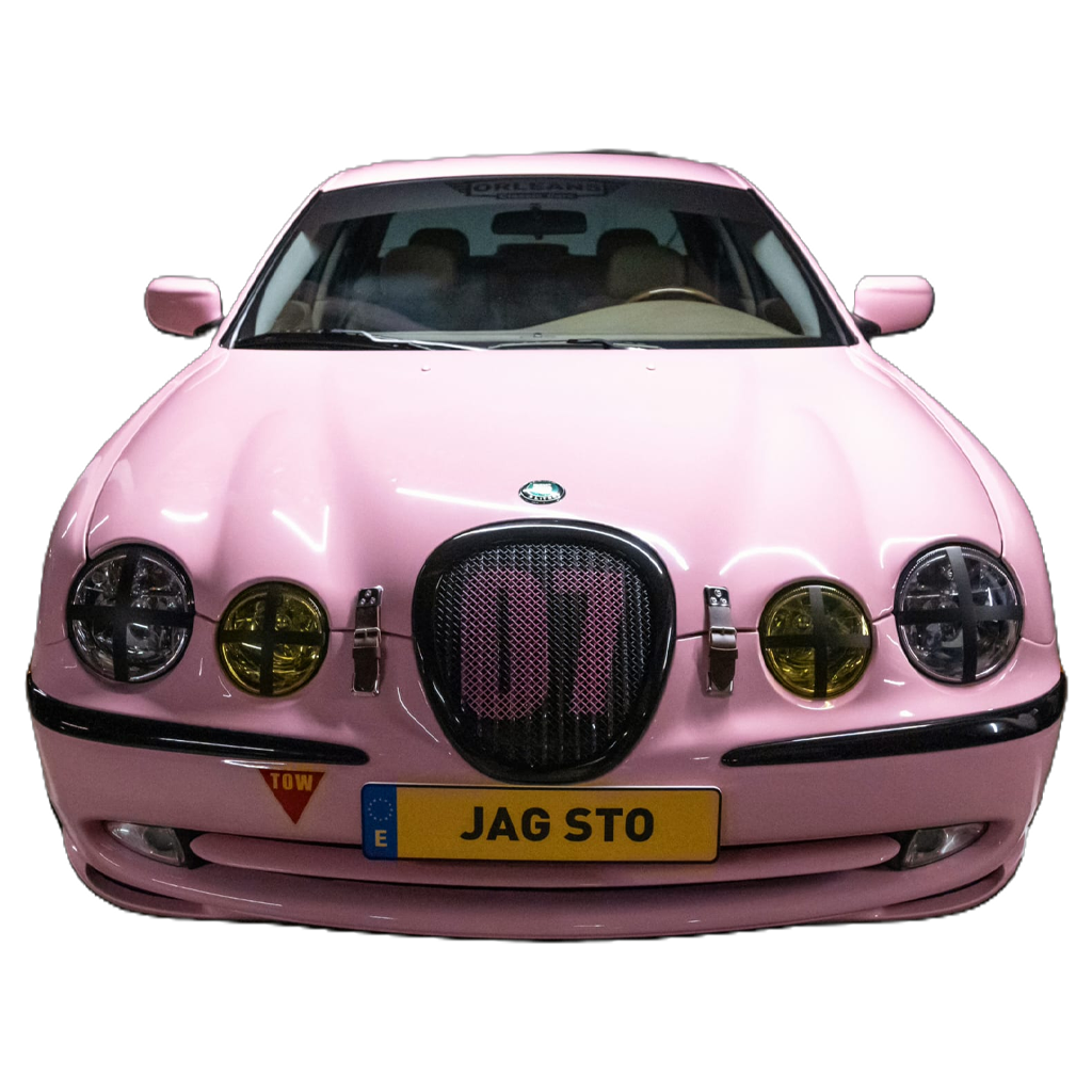 Jag STO 07 clásico moderno basado en Jaguar S-Type vista frontal color Sakura Miami Pink