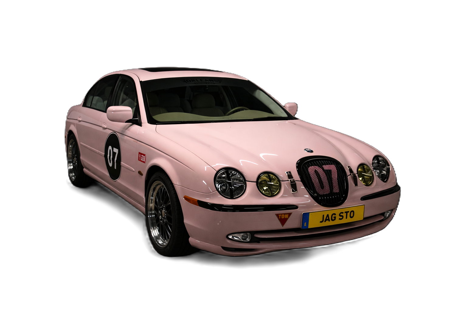 Jag STO 07 clásico moderno basado en Jaguar S-Type vista oblicua frontal color Sakura Miami Pink