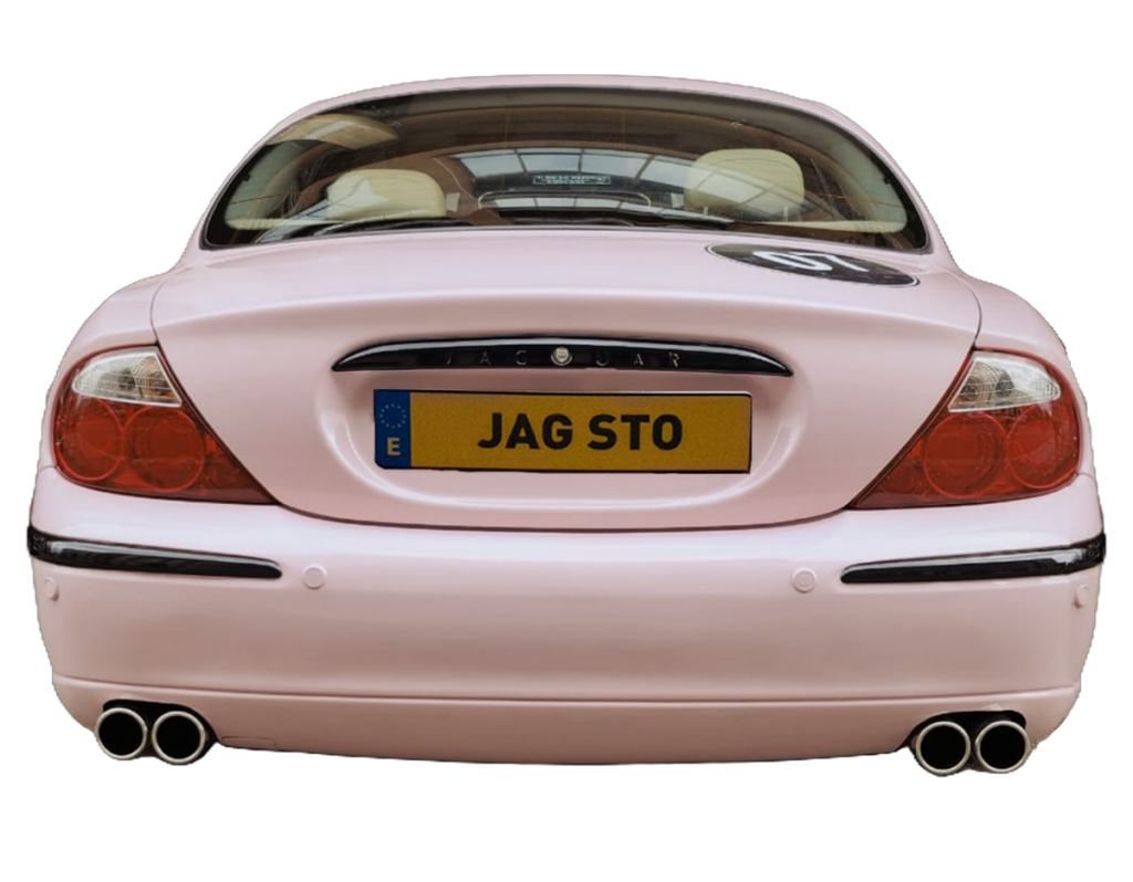 Jag STO 07 clásico moderno basado en Jaguar S-Type vista trasera color Sakura Miami Pink