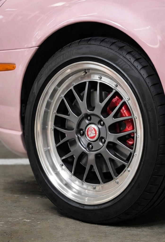 Jag STO 07 clásico moderno basado en Jaguar S-Type vista rueda llanta frenos color Sakura Miami Pink