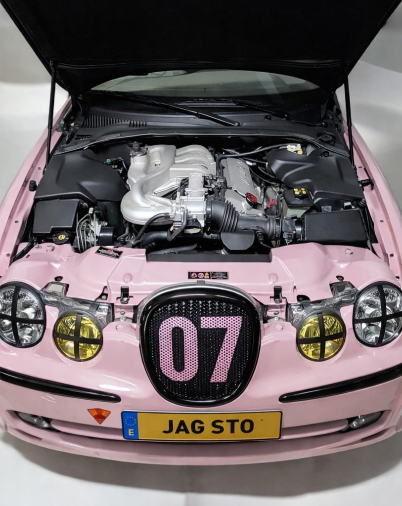 Jag STO 07 clásico moderno basado en Jaguar S-Type vista motor 3.0 V6 color Sakura Miami Pink