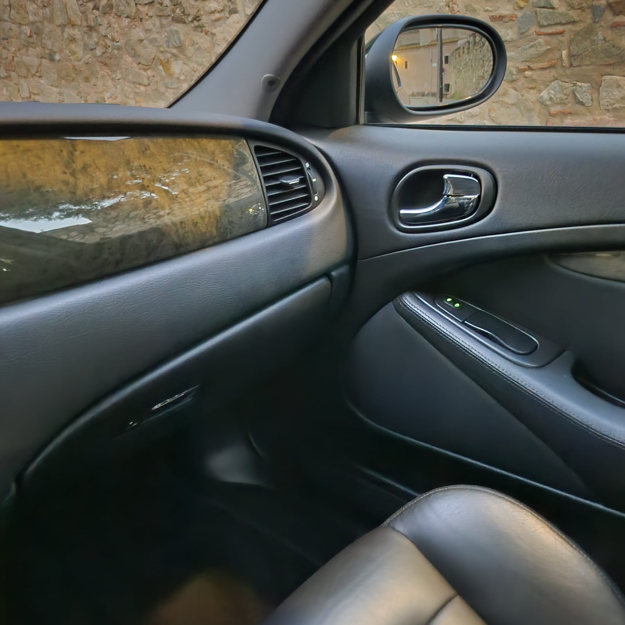 Jag STO-R 03 clásico moderno basado en Jaguar S-Type-R vista salpicadero y asiento copiloto color Metal Black