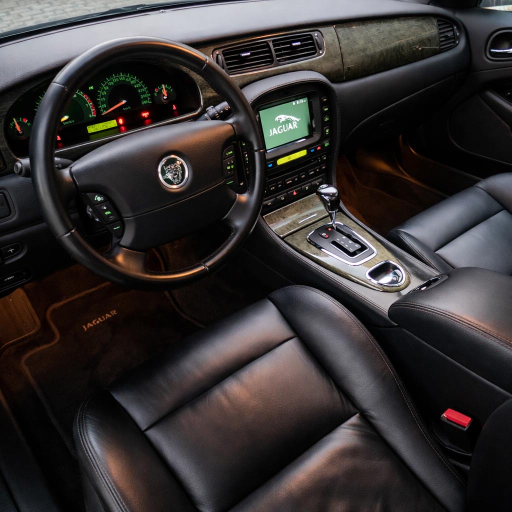 Jag STO-R 03 clásico moderno basado en Jaguar S-Type-R vista interior delantera desde piloto color Metal Black