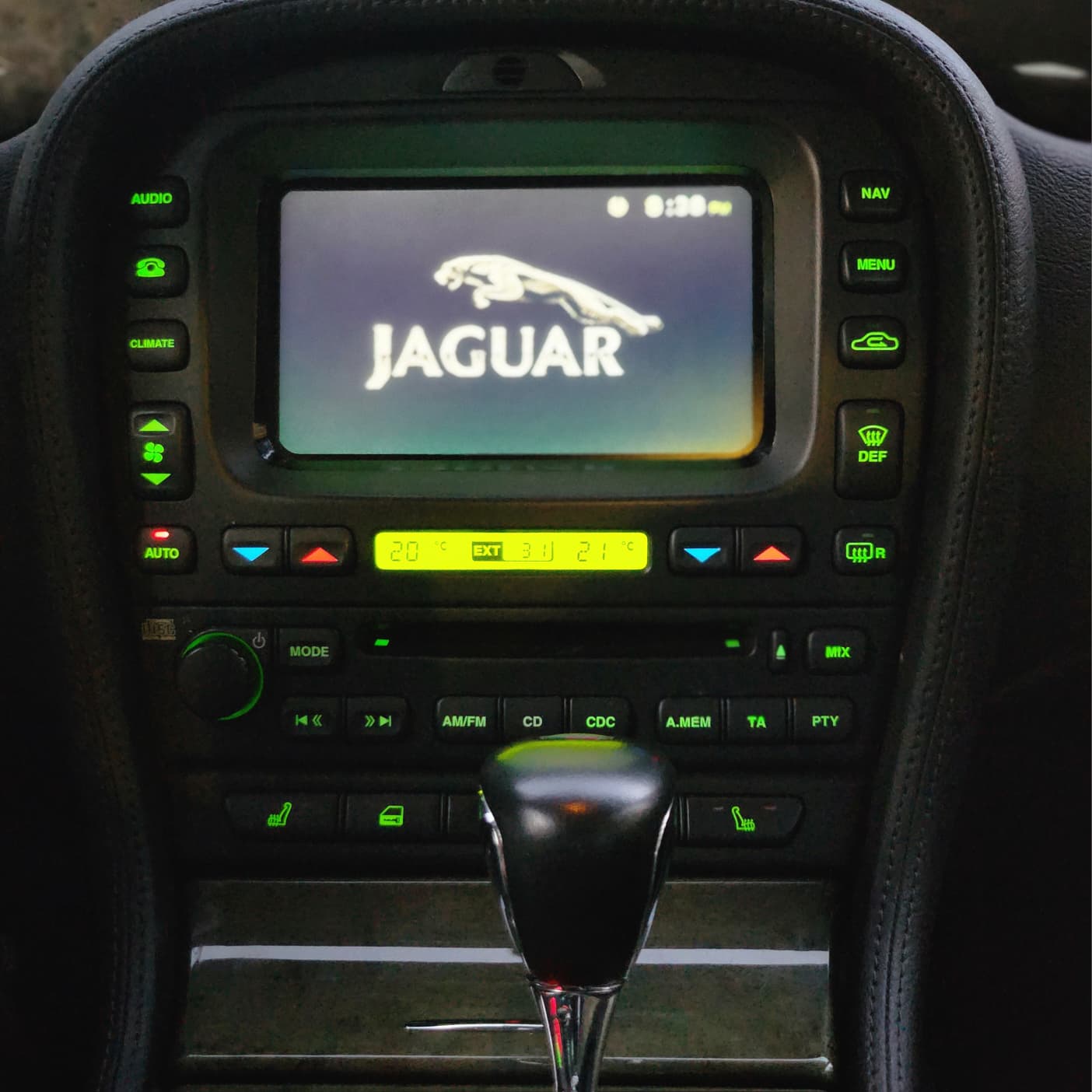 Jag STO-R 03 clásico moderno basado en Jaguar S-Type-R vista cuadro de mandos ordenador de abordo color Metal Black