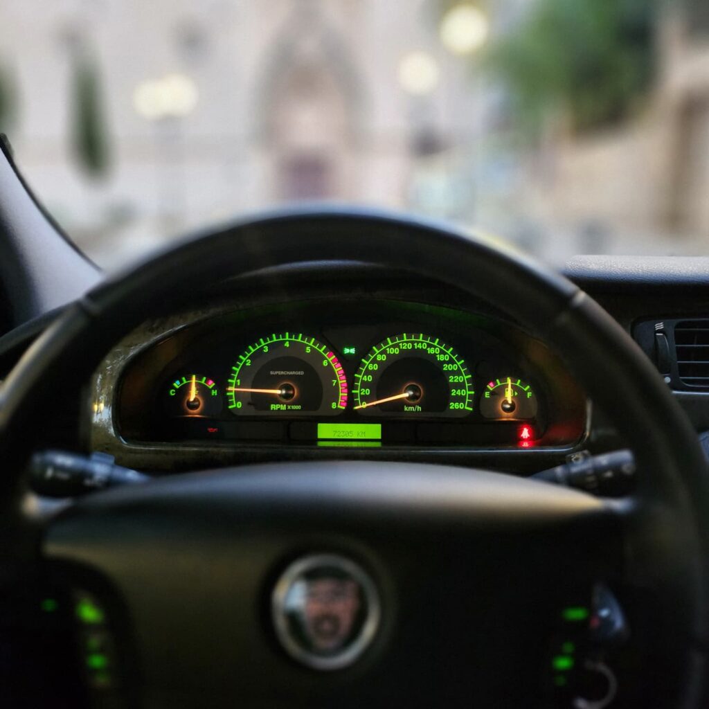 Jag STO-R 03 clásico moderno basado en Jaguar S-Type-R vista cuadro de luces color Metal Black