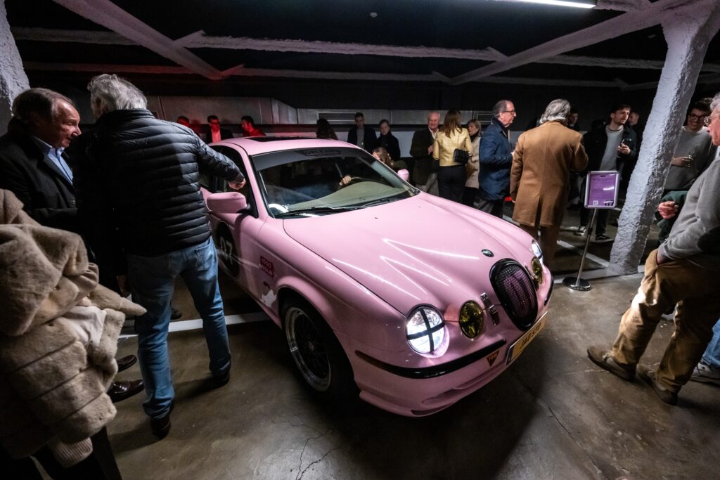 El Jag STO 07 en color Sakura Miami Pink, un guiño rebelde en referencia al Jaguar Type 00 electrico, presentado en Miami exclusivamente en color rosa.