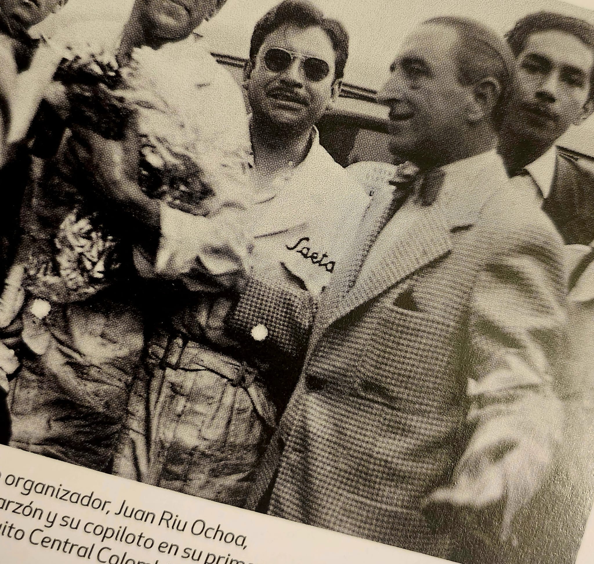 Juan Riu, organizador de la comperición “Circuito Central Colombiano” de 1952, entregando el trofeo al ganador, el “Ganso” Garzón. Fuente: Libro 60º Aniversario Club Los Tortugas. Orleans Classic Cars