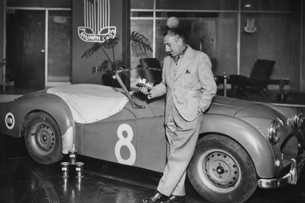 Desde finales de los años 40 y durante dos décadas, Juan Riu introdujo en Colombia marcas británicas de automóviles deportivos, como importador exclusivo.