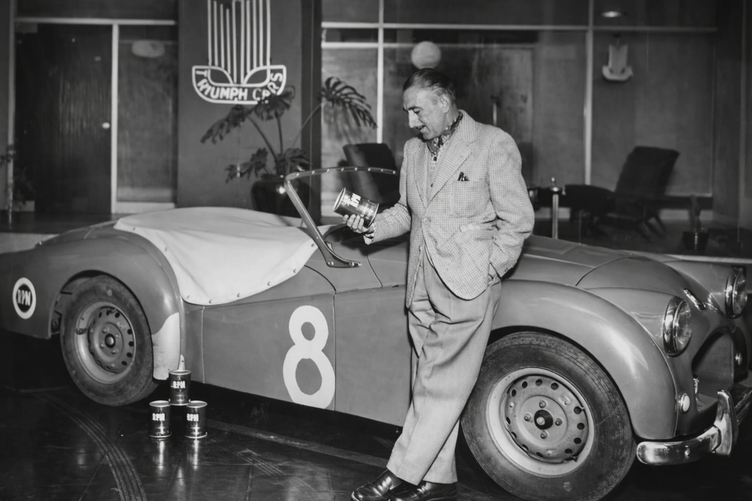 Desde finales de los años 40 y durante dos décadas, Juan Riu introdujo en Colombia marcas británicas de automóviles deportivos, como importador exclusivo.