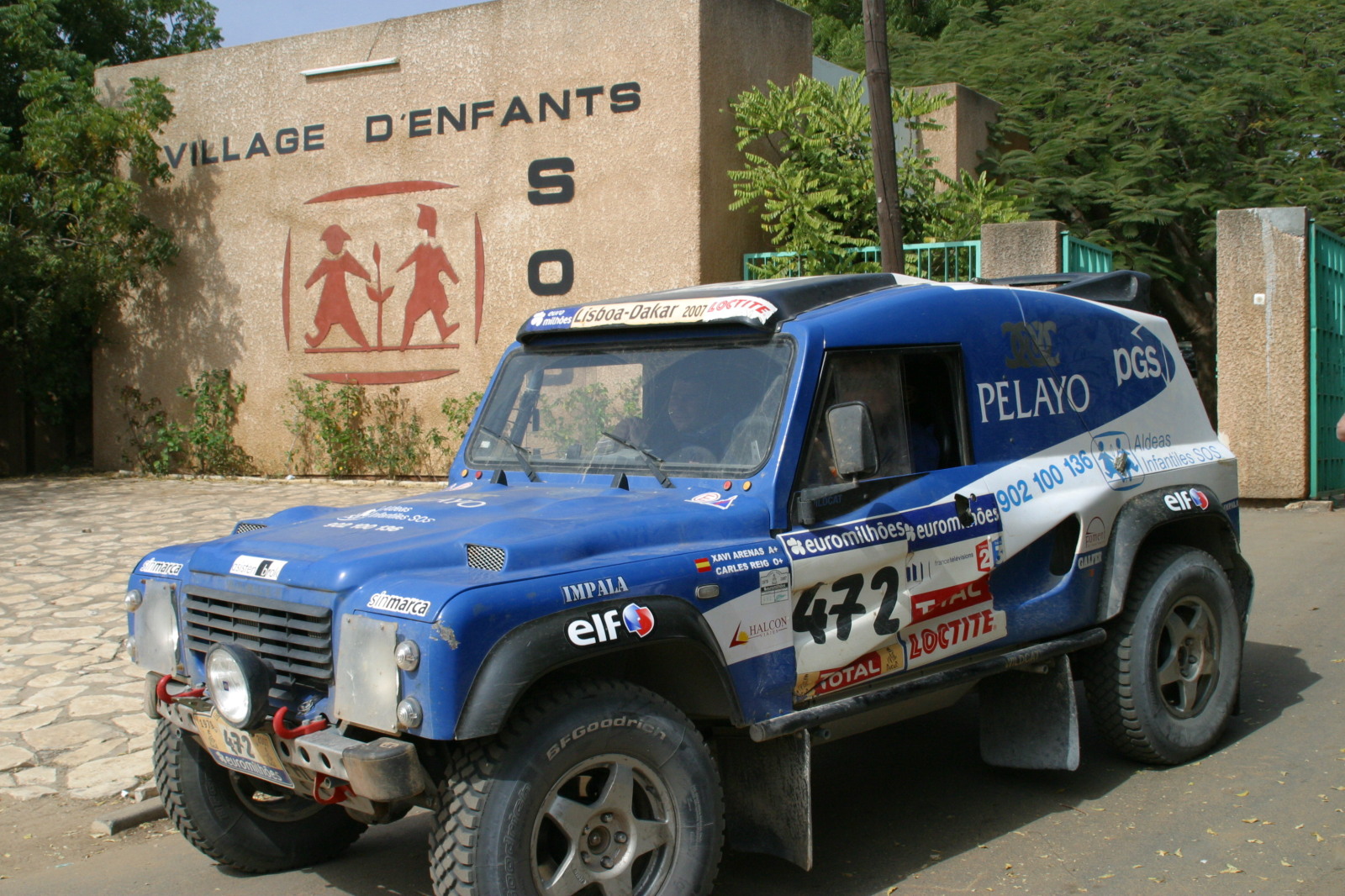 El Bowler Widcat 220 del equipo “Un Dakar Diferente” pilotado por Xavier Arenas, ante la sede de Aldeas Infantiles en Senegal. Dakar 2007. Orleans Cars Juanjo Duelo Riu